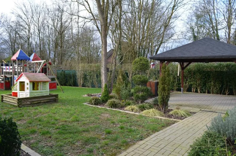 Garten und privater Spielplatz