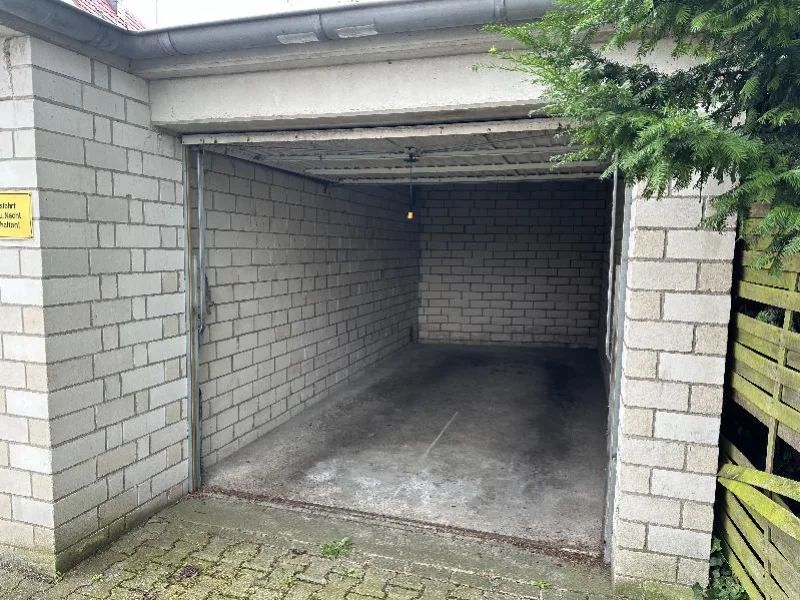 Garage inklusive mit Schwingtor