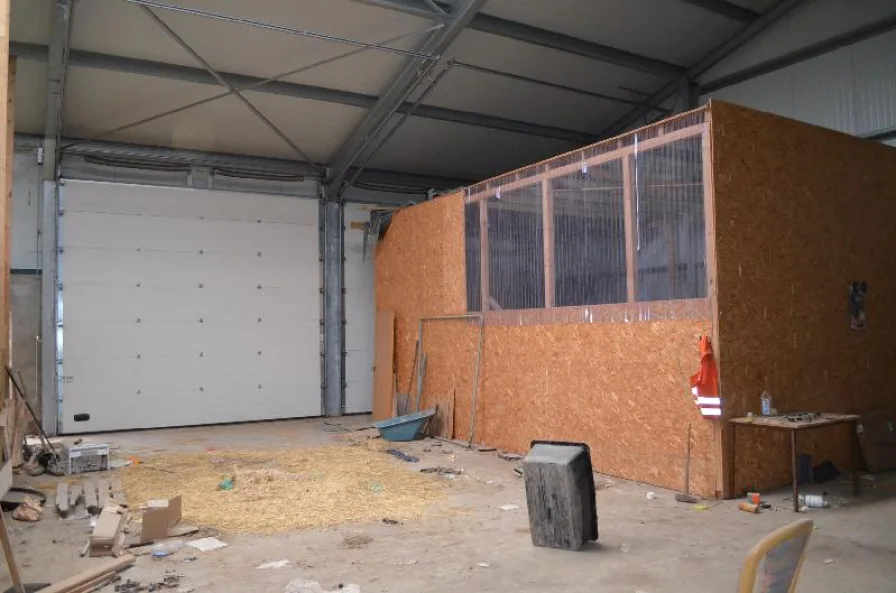 Innen links Halle 15 X 30 m