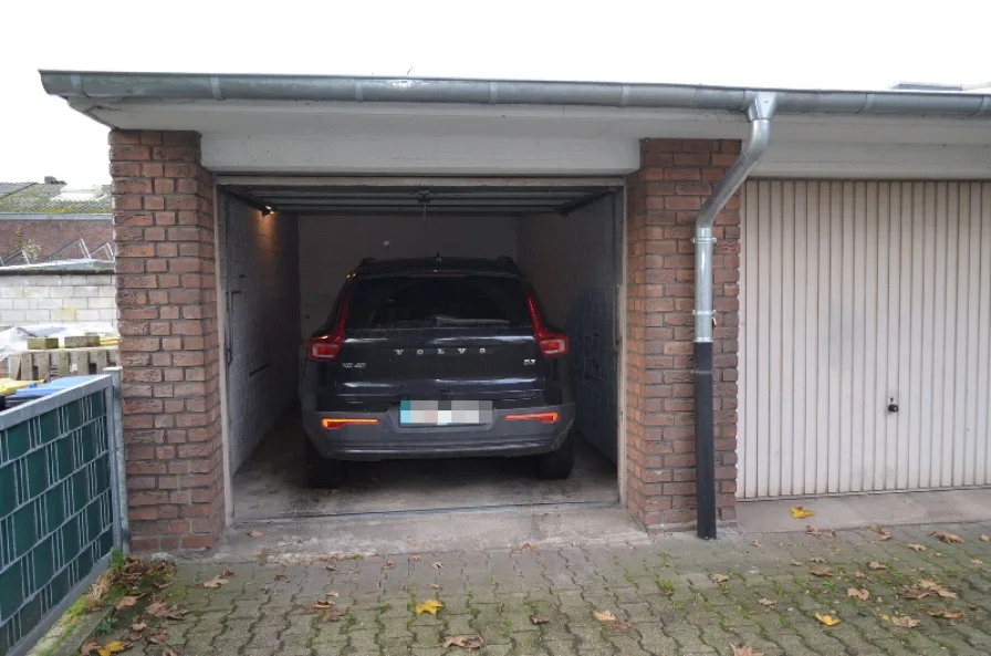 Massive Garage mit Schwingtor