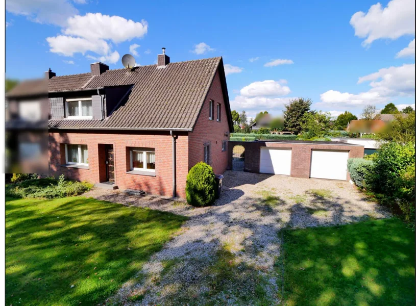 Gebäudeansicht - Haus kaufen in Kleve - Gepflegte Doppelhaushälfte mit Doppelgarage und großem Grundstück in Kleve-Reichswalde