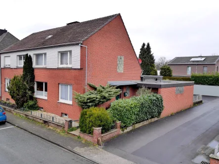 Gebäudeansicht - Haus kaufen in Kleve - Doppelhaushälfte mit Vollkeller, Dachterrasse und zwei Garagen in Kleve - Oberstadt