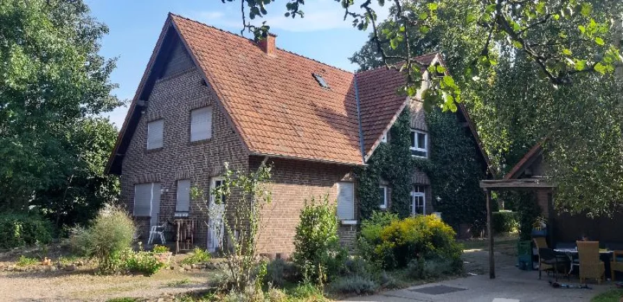 das Haupthaus mit beiden Giebeln - Haus kaufen in Kranenburg - eine außergewöhnl. Liegenschaft mit Platz für alle(s): 2 Häuser + Nebengebäude und 4.600 m2 Grund !