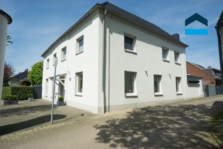 Ansicht Straße - Haus kaufen in Kamp-Lintfort - Kamp-Lintfort: Mehrgenerationenhaus auf traumhaftem Grundstück!