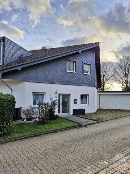 Außenansicht  - Haus kaufen in Bergheim - Bergheim,  Einfamilienhaus 120 m² , große Doppelgarage , sofort bezugsfrei