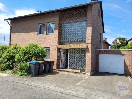 Straßenansicht - Haus kaufen in Bergheim - Freistehendes 2-Familienhaus, komplett bezugsfrei, in Ruhiglage Bergheim-Quadrath