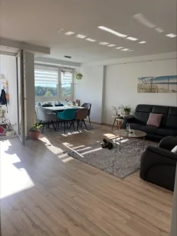 Wohnzimmer - Wohnung kaufen in Köln - Modern sanierte 4-Zimmerwohnung in Heimersdorf zu verkaufen!