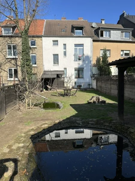 Aussenansicht vom Garten - Haus kaufen in Köln - Überschaubares Investment -  Kleines Mietshaus in Köln Holweide erwerben!