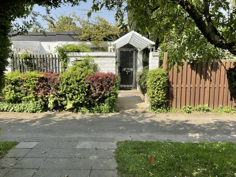 Vorderansicht - Haus kaufen in Köln - Bungalow mit Wintergarten und Atrium im Kölner Westen zu verkaufen!