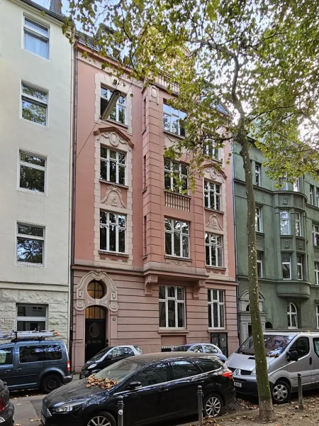 Straßenfront - Wohnung kaufen in Köln / Altstadt-Nord - Traumhafte Altbauwohnung mit hohen Decken im Agnesviertel zu verkaufen!