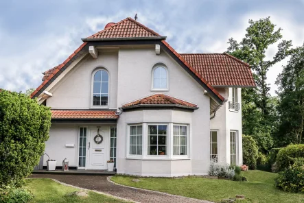 Hausansicht - Haus mieten in Leverkusen - Großzügiges Einfamilienhaus im Grünen