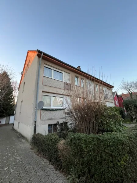 Ansicht - Haus kaufen in Bergisch Gladbach - Vollvermietetes Mehrfamilienhaus mit vier Garagen und weiteren Stellplatzmöglichkeiten im Hinterhof