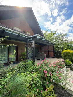 Ansicht - Haus kaufen in Bergisch Gladbach - Paffrath - Freistehendes, großzügiges Einfamilienhaus mit Garage und gepflegtem Garten