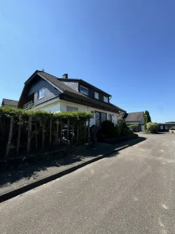 Ansicht - Haus kaufen in Kürten - Großzügiges Wohnhaus mit zwei Wohneinheiten, Garage und Fernblick 