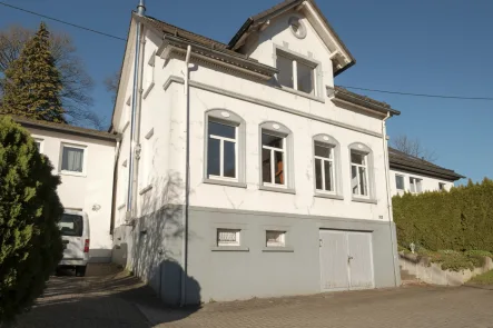 Ansicht - Haus kaufen in Gummersbach - Einfamilienhaus in zentraler Stadtrandlage von Gummersbach