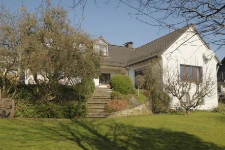 Ansicht - Haus kaufen in Gummersbach - Winkelbungalow in sonniger Wohnlage