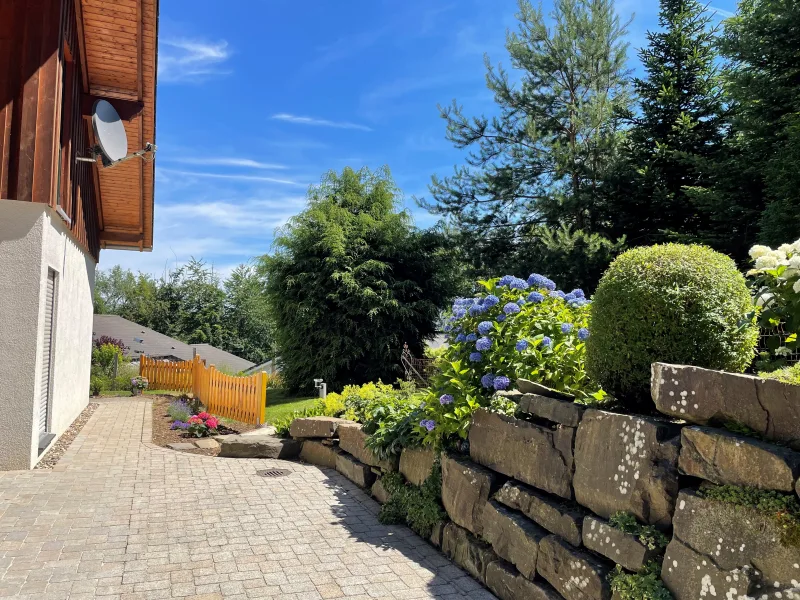 Terrassenblick im Sommerlicht