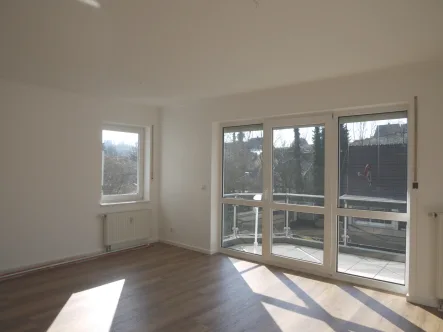 Wohnzimmer Blick auf den Balkon  - Wohnung mieten in Gummersbach - Einziehen und wohlfühlen!