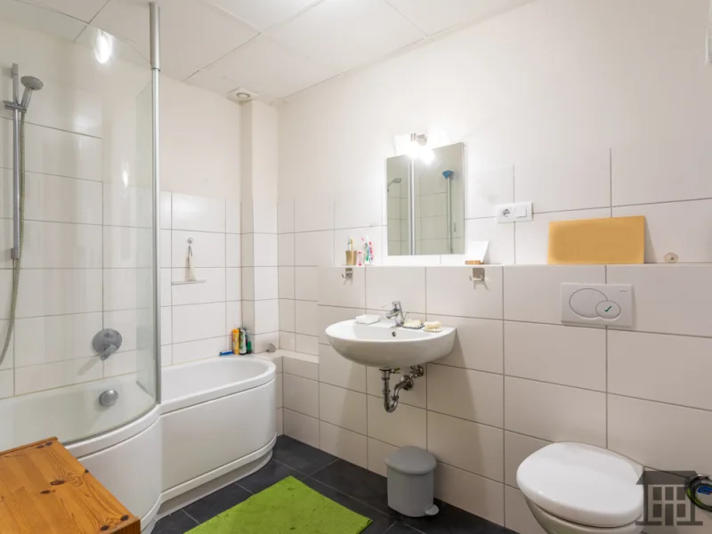 Modernisiertes Badezimmer mit Duschwanne
