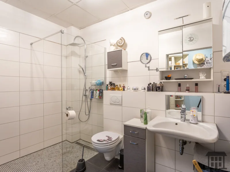 Modernes Badezimmer mit bodengleicher Dusche