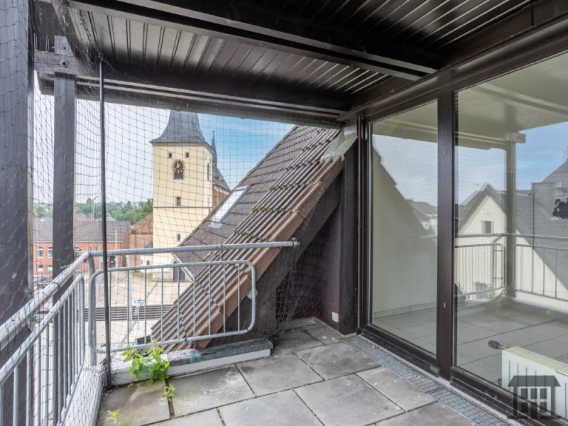 Loggia mit Blick auf den Kirchturm