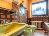 Hauptbad mit Badewanne und Dusche