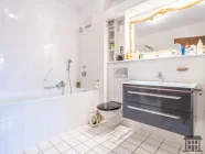 Badezimmer mit Badewanne,