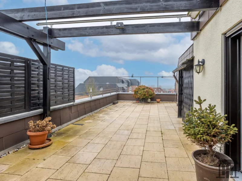 Große Terrasse mit Pergola und Markise