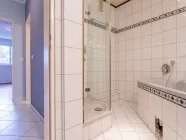 Modernes Badezimmer mit Dusche...