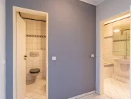 Praktisches Gäste-WC in heller Fliesenoptik