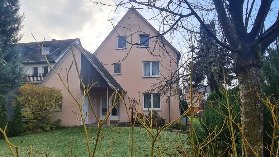 Rückwärtige Hausansicht - Haus kaufen in Bad Honnef - Bad Honnef - Gepflegtes Dreiparteienhaus in bester Wohnlage