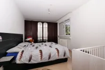 Gemütliches Schlafzimmer mit Laminatboden