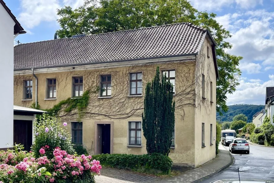 Außenansicht - Haus kaufen in Rheinbreitbach - Schreiben Sie die Geschichte weiter: Historisches Wohngebäude mit viel Platz!