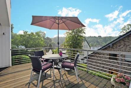 Freuen Sie sich auf diese Aussicht - Haus kaufen in Bad Honnef - Viel Platz - durch Hanglage toller Weitblick: Moderne, familienfreundliche Doppelhaushälfte