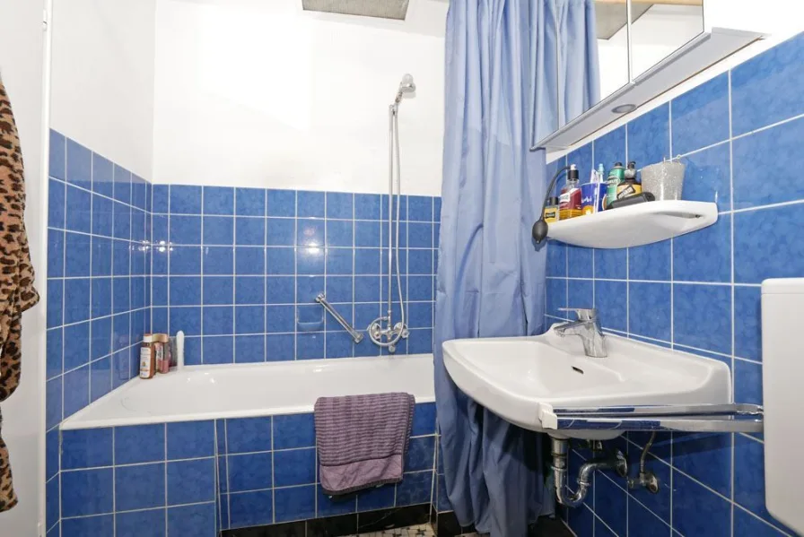 Ganz in Blau: Badezimmer mit Wanne 