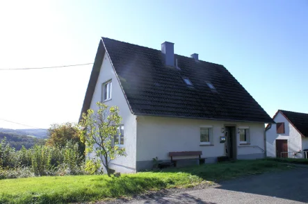 Bild1 - Haus kaufen in Nümbrecht - Freistehendes Einfamilienhaus mit kleinem Nebengebäude in ruhiger Höhenlage zwischen Ruppichteroth und Waldbröl