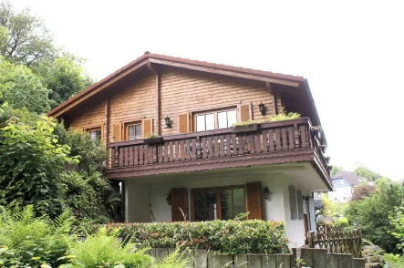 Bild1 - Haus kaufen in Waldbröl - Holzblockhaus mit zwei Wohnungen in ruhiger Randlage Nähe Waldbröl