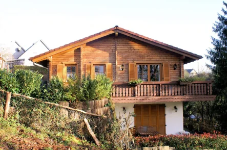 Bild1 - Haus kaufen in Waldbröl - Holzblockhaus mit zwei Wohnungen in ruhiger Dorfrandlage Nähe Waldbröl