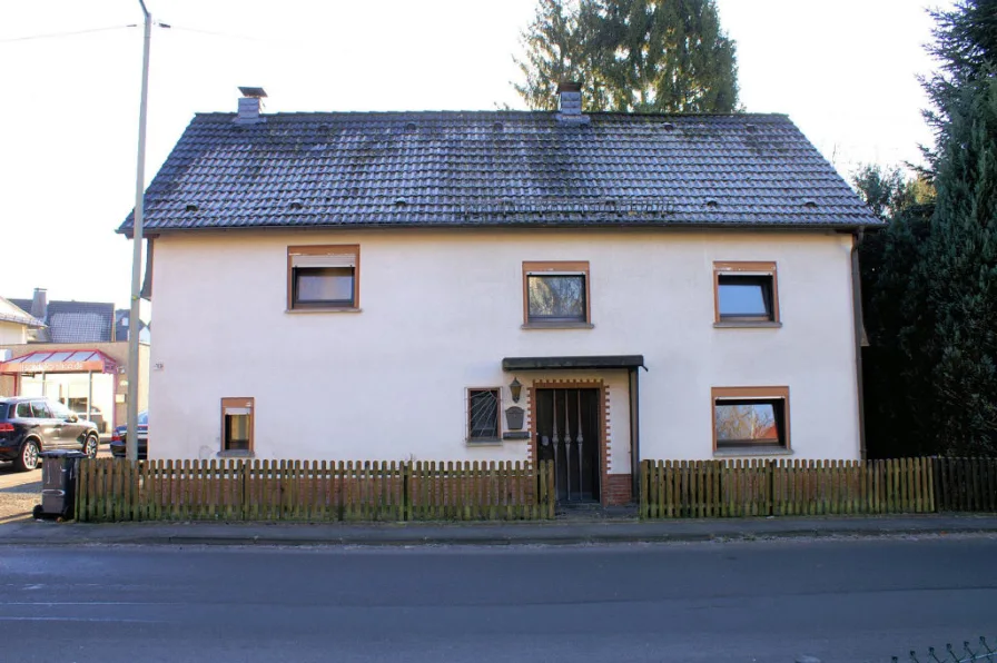 Bild1 - Haus kaufen in Reichshof - Für Handwerker und Sanierungsprofis: Renovierungsbedürftiges Einfamilienhaus mit Doppelgarage in Reichshof