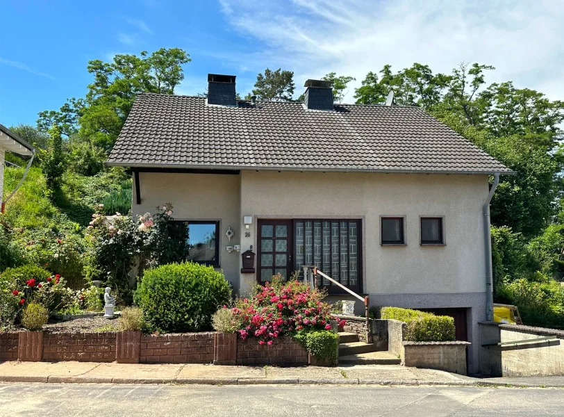 Ansicht - Haus kaufen in Mechernich - Gepflegtes Wohnhaus auf besonderem Grundstück mit Rosenbestand direkt am Waldrand