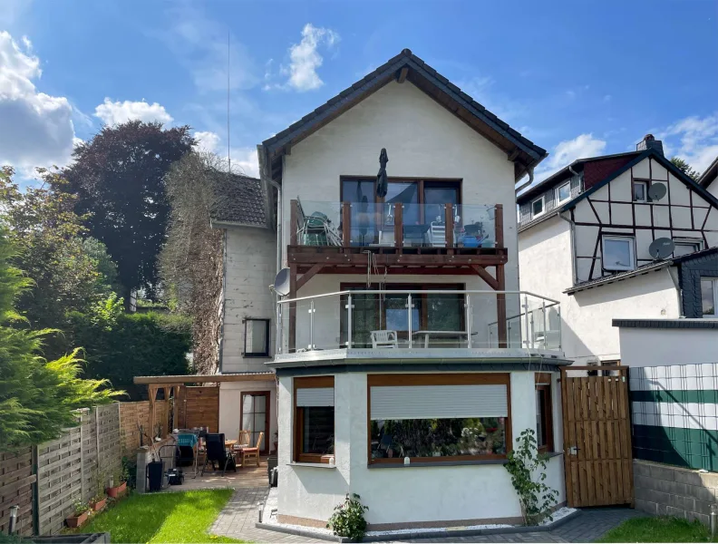 Gartenasicht - Haus kaufen in Hellenthal - Dreifamilienhaus wartet auf neuen Eigentümer