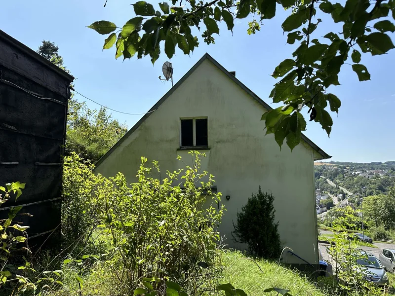 Ansicht - Haus kaufen in Schleiden - Reihenendhaus mit Ausbaupotential über den Dächern von Gemünd auf eigenem Waldgrundstück!