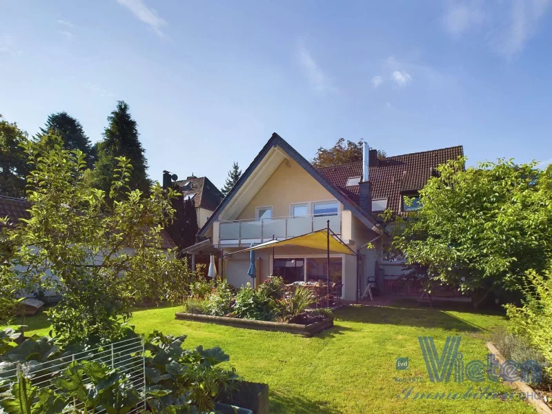 Gartenansicht - Haus kaufen in Schleiden - Herzlich Willkommen in diesem liebevoll gestalteten Zweifamilienhaus mit großem Garten!