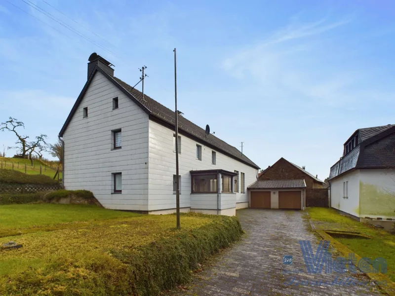 Ansicht - Haus kaufen in Blankenheim - Hier wartet ein Einfamilienhaus mit Nebengebäude und Doppelgarage auf einen neuen Eigentümer