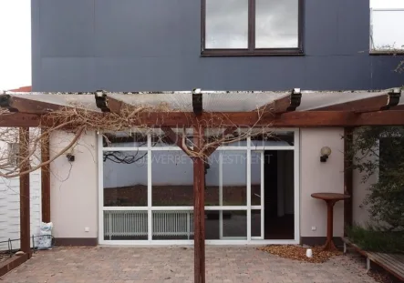 Terrasse mit Pergola - Büro/Praxis mieten in Mutterstadt - Vielseitige Gewerberäume für Büro; Praxis und Wohnen mit Terrasse und Garten