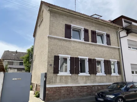Hausansicht - Haus kaufen in Ludwigshafen - Charmante Doppelhaushälfte als 1-2 Familienhaus mit Garten und Garage in ruhiger Wohnlage