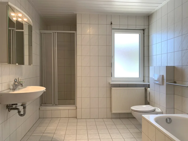 Badezimmerbeispiel (2-ZKB Wohnung im 2.OG)