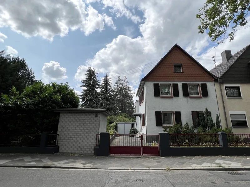 Hausansicht - Haus kaufen in Ludwigshafen am Rhein / Oppau - Geräumiges Einfamilienhaus mit großem Garten, Stellplätzen und Garage