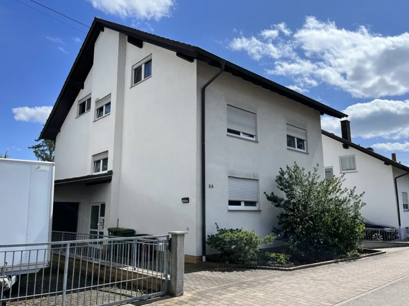 Hausansicht - Haus kaufen in Berg - Grundsolides 4-FH in ruhiger Lage von Berg