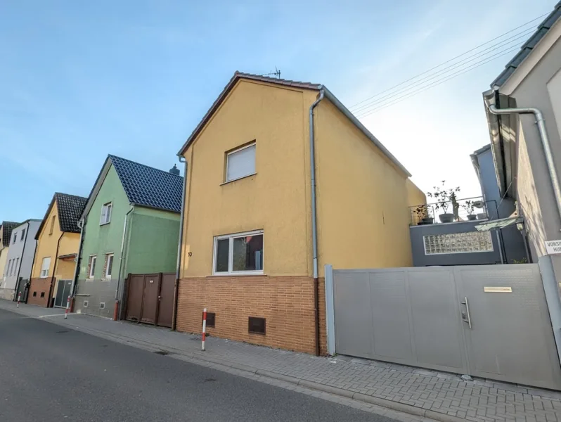 Außenansicht - Haus kaufen in Ludwigshafen am Rhein / Oppau - Handwerker aufgepasst: Charmantes Einfamilienhaus mit viel Potenzial